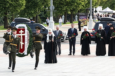 Святейший Патриарх Кирилл возложил венок к монументу Победы в Минске