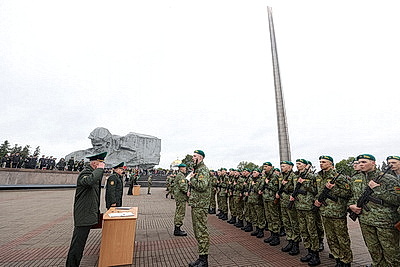 Молодое пополнение пограничников и военнослужащих внутренних войск приняли присягу в Брестской крепости