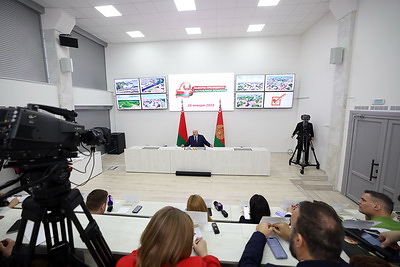 Лукашенко проголосовал на президентских выборах и провел пресс-конференцию для СМИ
