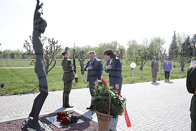 Кочанова возложила цветы в мемориальном комплексе \"Детям - жертвам войны\"
