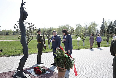 Кочанова возложила цветы в мемориальном комплексе \"Детям - жертвам войны\"