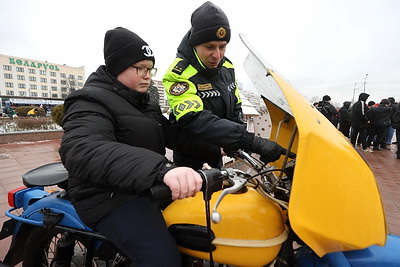 Выставка спецтехники на \"Марафоне единства\" в Новополоцке привлекла внимание школьников города