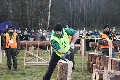 Невероятная атмосфера. Четвертый чемпионат по колке дров среди СМИ проходит в Минском районе