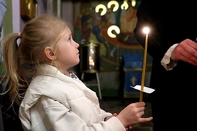 Православные верующие празднуют Сретение Господне