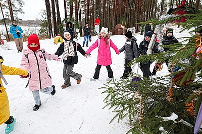 Квесты, игры, подарки. Как дети проводят праздники в резиденции Снегурочки в Городке