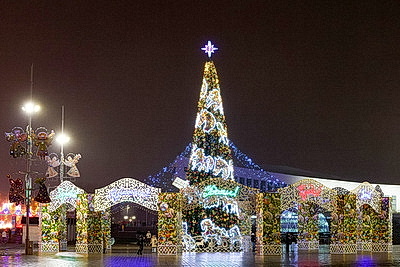 Новогодняя иллюминация превратила столицу в зимнюю сказку