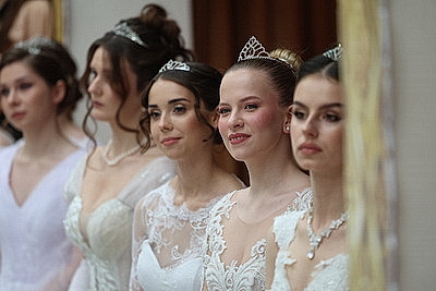 Вальс, кадриль и полонез. Дворец Независимости собрал участников красочного новогоднего бала