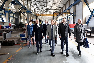 Глава Смоленской области посетил машиностроительный завод в Витебске