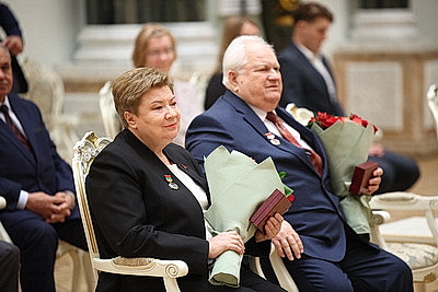 Лукашенко накануне Дня народного единства вручил госнаграды