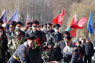Колокола и людская скорбь. В день памяти Хатыни на мемориале возлагают цветы