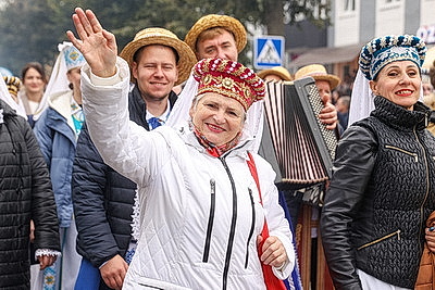 Памятник креветке, выставка караваев и подворий. В Белоозерске проходят \"Дажынкі-2025\"