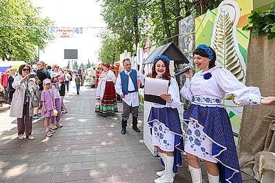 Пешеходная превратилась в творческую. На центральной улице Молодечно народные мастера показали лучшие работы