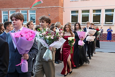 Прощание со школой: более 120 учащихся витебской гимназии №8 отметили выпускной