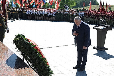 Лукашенко в День Независимости возложил венок к подножию Кургана Славы