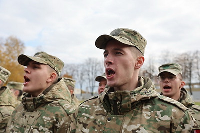 300 военнослужащих внутренних войск простились с боевым знаменем