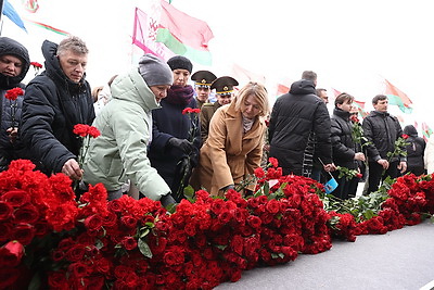 Камень и цветы. У монумента \"Врата памяти\" в Тростенце прошел митинг-реквием