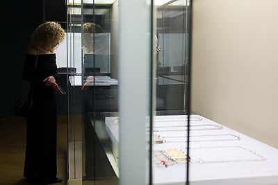 \"Элегантность серебра\". В Национальном художественном музее представили сокровища оманского двора