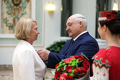 Лукашенко накануне Дня народного единства вручил госнаграды