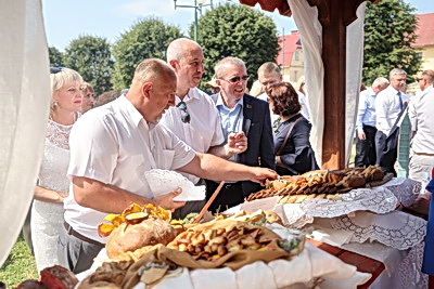 Ароматно, вкусно и гостеприимно. Каравай-фест \"Бацькава булка\" в четвертый раз собрал гостей