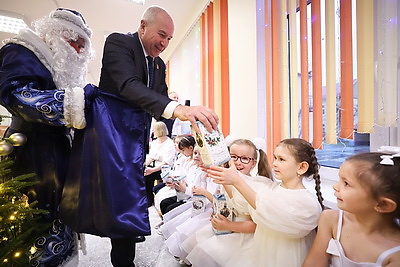 \"Такие встречи дарят радость и детям, и взрослым\". Караев поздравил воспитанников детсада в Гродно