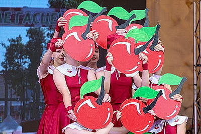 \"Вішнёвая квецень сяброўства\". Гала-концерт ягодного фестиваля прошел в Глубоком