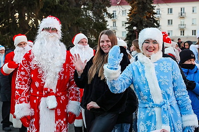 В Минске прошло шествие Дедов Морозов и Снегурочек