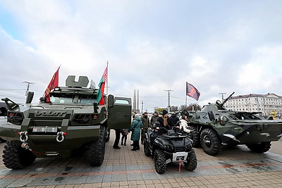 Молодое пополнение военнослужащих внутренних войск приняло присягу на площади Победы в Витебске