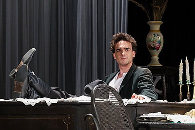 Спектакль \"Волки и овцы\" в рамках гастролей представили российские артисты на сцене молодежного театра