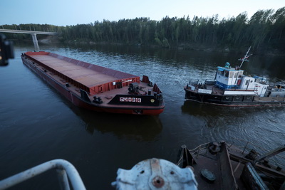 Модернизированную баржу для речного пароходства спустили на воду Немана в Гродно