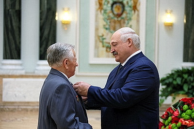 Лукашенко накануне Дня народного единства вручил госнаграды