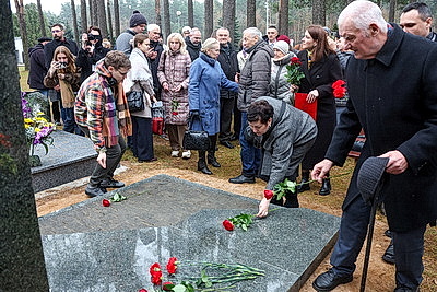 Памятник Змитроку Бядуле открыли на Восточном кладбище в Минске