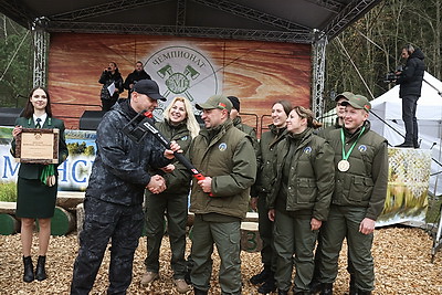 Невероятная атмосфера. Четвертый чемпионат по колке дров среди СМИ проходит в Минском районе