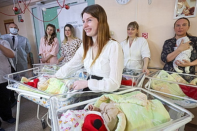 Настоящее новогоднее чудо. В Витебске поздравили мам, родивших накануне праздника