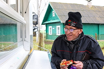 \"Продуктов вдоволь, заказы - в тетрадке\". Как автолавка делает жизнь на селе более комфортной