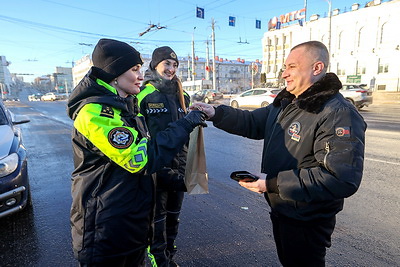 Сотрудницы ГАИ Витебска поздравляют водителей с Днем защитников Отечества