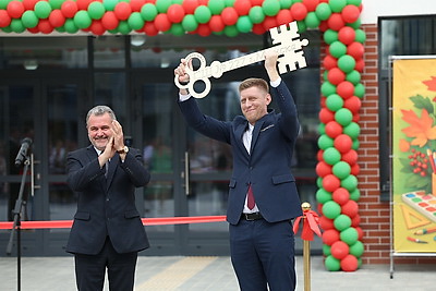 Железнодорожный класс и шикарная спортивная база. Новую школу открыли в Минске