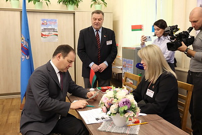 Головченко досрочно проголосовал на выборах Президента