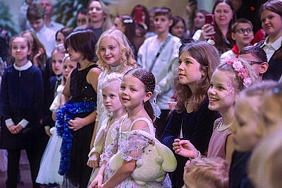 Дед Мороз, подарки и хороводы. 800 детей собрал благотворительный праздник в Гродно