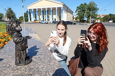 \"Хранитель истории\" и \"Фотограф\". Миниатюрные скульптуры появились в центре Витебске