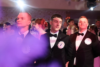 \"Девочки - как принцессы, мальчики - как принцы\". В Могилеве прошел новогодний бал для талантливой молодежи