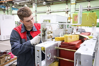 Новый опыт и проверка возможностей. Студотрядовцы работают на минских заводах