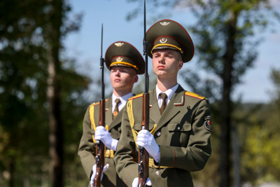 В Гродно на территории мемориала \"Шталаг-324\" установили памятный знак \"Древо жизни\"