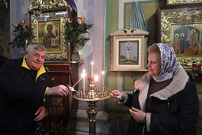 Православные верующие празднуют Сретение Господне
