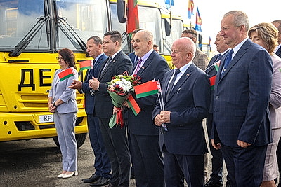 Партию школьных автобусов и авторефрижераторов закупили в Брестской области к началу учебного года
