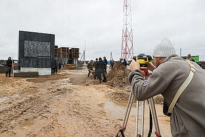 На братской могиле в Речицком районе трудится десант субботника