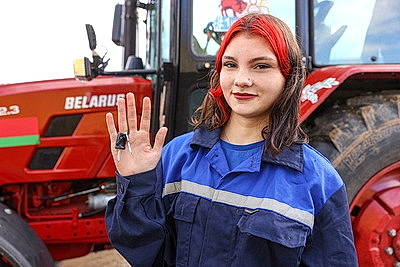 Осознанный выбор профессии. 18-летняя девушка за штурвалом трактора