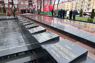 Созидание в единстве и мире. Представители Брянской области почтили память героев Победы в Гомеле