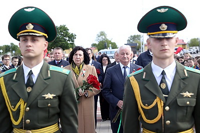 Участники выездного заседания Совета Республики возложили цветы к братской могиле \"Скульптура солдата\"