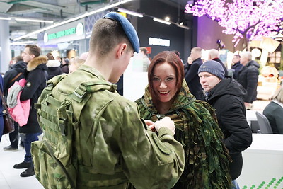 Увидеть военную технику и попробовать солдатскую кашу. Как День защитников Отечества встретили в Минске