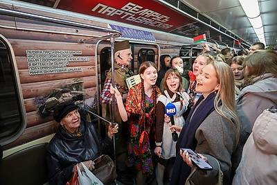 \"И все о той весне\". Патриотическая молодежная акция прошла в Минском метрополитене